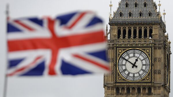 British Union flag waves in front of the Elizabeth Tower at Houses of Parliament containing the bell know as Big Ben in central London - Sputnik Türkiye