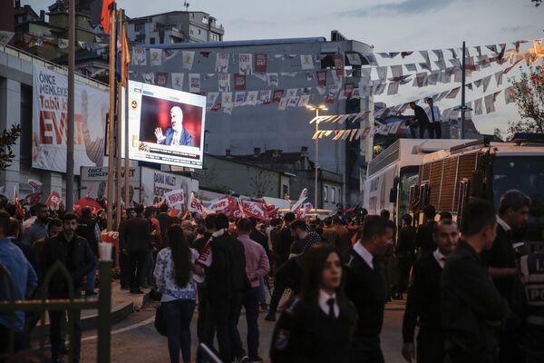 Sandıkların açılmasının ardından, parti önünde toplanmaya başlayan vatandaşlar, kurulan dev boyutlu ekranlardan halk oylaması sonuçlarını takip etti. - Sputnik Türkiye