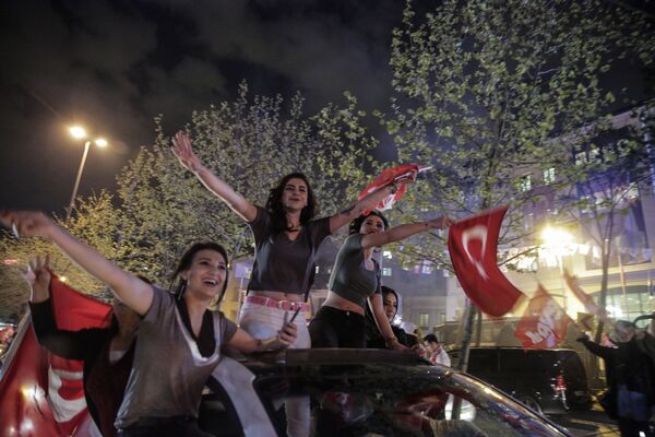 Referandum kutlamalarından kareler - Sputnik Türkiye