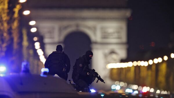 Fransa'nın başkenti Paris'in Champs Elysees Caddesi'ne silahlı saldırı sonrası devriye yapan polisler - Sputnik Türkiye