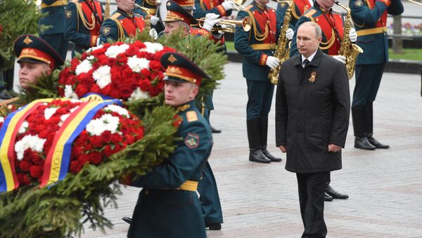 Putin, Zafer Günü'nde Meçhul Asker Anıtı'na çelenk bıraktı - Sputnik Türkiye