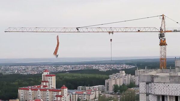 Zafer Günü'nde kendini metrelerce yükseklikten aşağıya bıraktı - Sputnik Türkiye