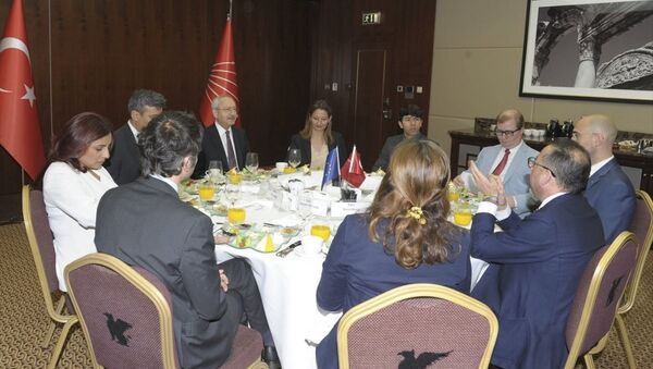 CHP Genel Başkanı Kemal Kılıçdaroğlu ile Avrupa Sosyalist ve Demokratlar Grubu Başkanı Gianni Pitella ve beraberindeki heyet - Sputnik Türkiye