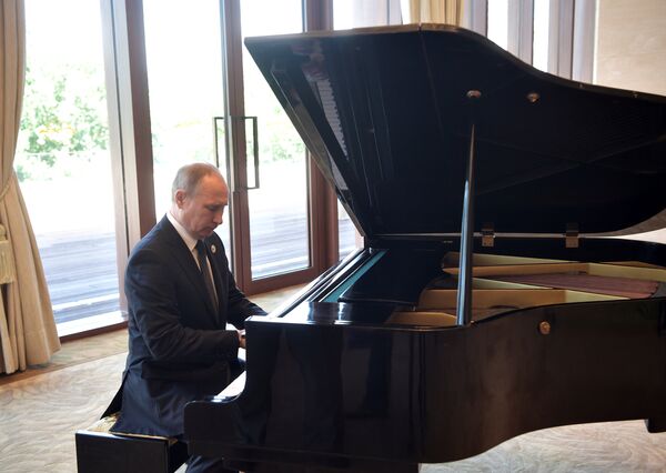 Rusya Devlet Başkanı Vladimir Putin piyano çaldı - Sputnik Türkiye