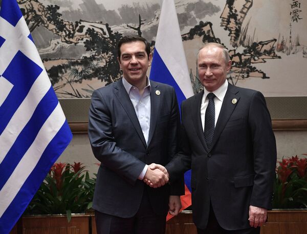 Putin, Kuşak ve Yol Forumu çerçevesinde Yunanistan Başbakanı Aleksis Çipras’la da bir araya geldi.  İki ülke arasındaki ekonomik ilişkilerde yaşanan gelişime dikkat çeken Putin, 2016'da ikili ticaret hacminde yüzde 4'ün biraz üzerinde artış kaydedildiğini anımsattı ve 2017'nin ilk 2 ayında yüzde 80'lik bir artış gerçekleştiğinin altını çizdi. - Sputnik Türkiye