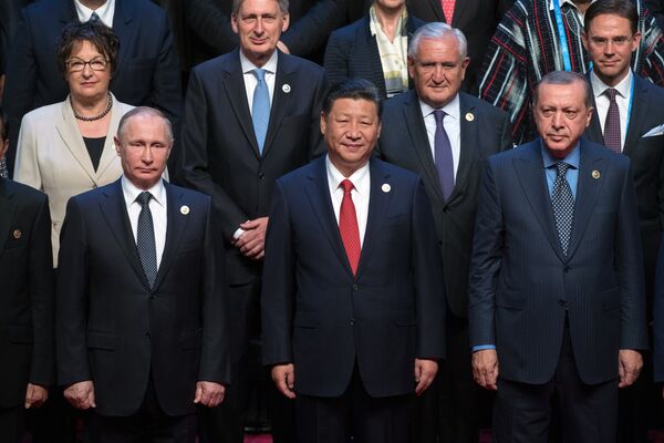 Rusya Devlet Başkanı Vladimir Putin, yol ve Kuşak Forumu'nda Çin Devlet Başkanı Şi Cinping ve Cumhurbaşkanı Recep Tayyip Erdoğan'la. - Sputnik Türkiye
