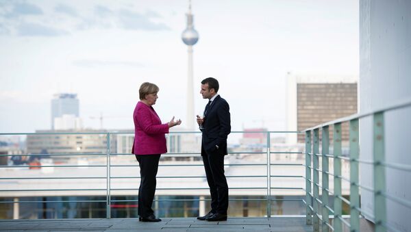 Almanya Başbakanı Angela Merkel ile Fransa Cumhurbaşkanı Emmanuel Macron Berlin'deki Başbakanlık binasında - Sputnik Türkiye