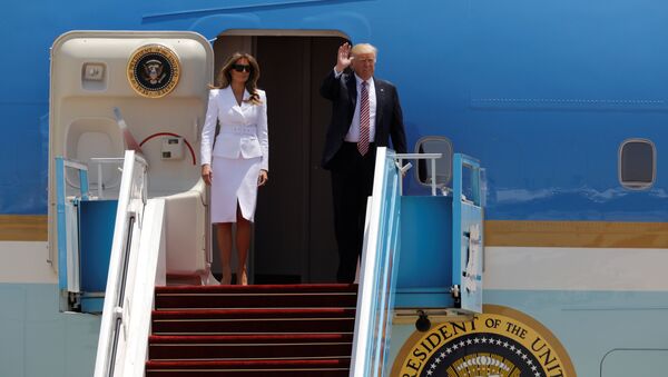 Trump, Air Force One uçağından eşi Melania'yla birlikte indi. - Sputnik Türkiye