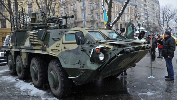 Ukrayna ordusuna ait zırhlı personel taşıyıcı - Sputnik Türkiye