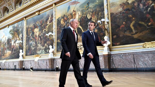 Rusya Devlet Başkanı Vladimir Putin ve Fransa Cumhurbaşkanı Emmanuel Macron, Versailles Sarayı'nda - Sputnik Türkiye