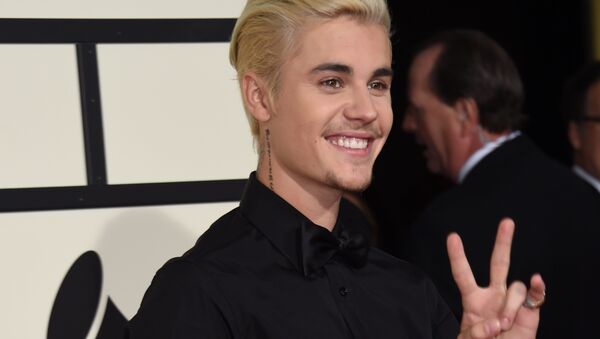 Singer-songwriter Justin Bieber (R) arrives on the red carpet for the 58th Annual Grammy music Awards in Los Angeles February 15, 2016. - Sputnik Türkiye