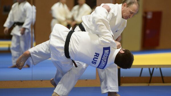 Russian President Vladimir Putin during a sparring with the 2014 World Judo Championship bronze medal winner Musa Mogushkov at the meeting with members of the Russian national judo team, January 8, 2016 - Sputnik Türkiye