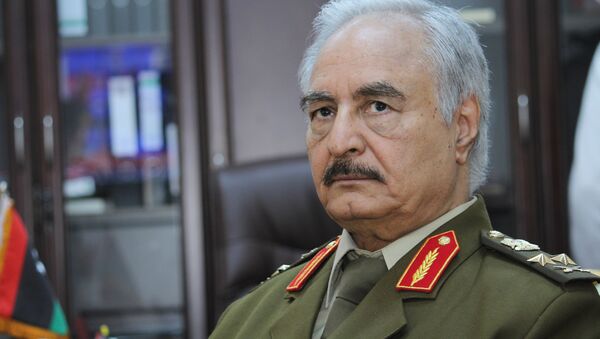 Libya'nın Tobruk merkezli Temsilciler Meclisi'ne bağlı emekli general Halife Hafter - Sputnik Türkiye