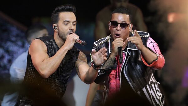 FILE - In this April 27, 2017 file photo, singers Luis Fonsi, left and Daddy Yankee perform during the Latin Billboard Awards in Coral Gables, Fla. Malaysia has banned their hit song Despacito on state radio and television, though it might be hard to slow the song's record-breaking popularity. - Sputnik Türkiye