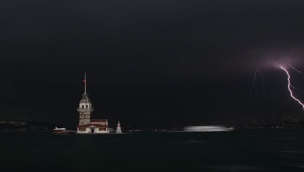 İstanbul'daki yağışta Kız Kulesi'nden görülen bir şimşek - Sputnik Türkiye