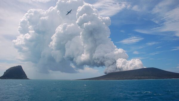 Güney Pasifik'te yer alan Tonga'da bir volkan - Sputnik Türkiye