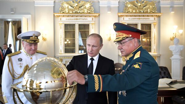 Vladimir Putin - Sergey Şoygu - Vladimir Korolev / Dünya küresi - Sputnik Türkiye