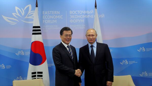 Güney Kore lideri Moon Jae-in, Rusya Devlet Başkanı Vladimir Putin - Sputnik Türkiye