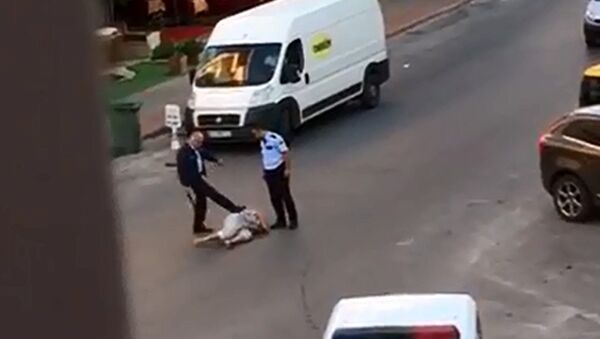 Antalya'da polis yerdeki kadını tekmeleyip copla dövdü - Sputnik Türkiye