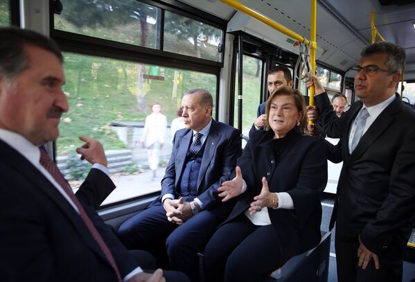 Cumhurbaşkanı Erdoğan yerli otobüsle yolculuk yaptı - Sputnik Türkiye