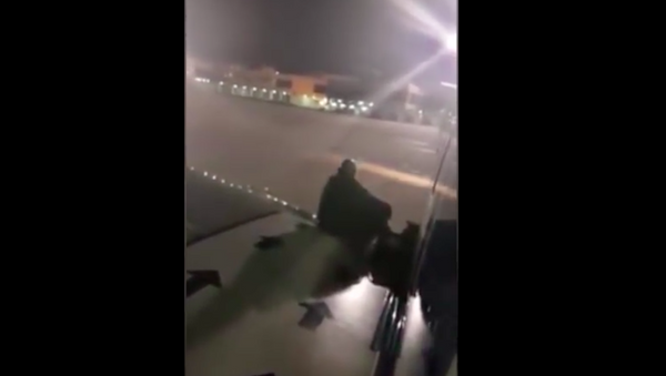 Rötarlı uçağın yolcusu acil çıkış kapısından atladı - Sputnik Türkiye