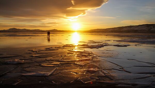 İnsanlar, donmuş Baykal Gölü'nün üzerinde dolaşıyor. - Sputnik Türkiye