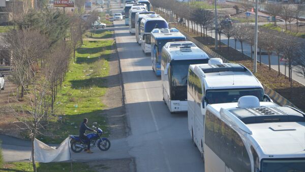 Türkiye'nin eğitip donattığı ÖSO üyesi 800 savaşçı El Bab ve Cerablus'tan alınarak otobüslerle Kilis üzerinden Suriye'nin Afrin kırsalı bölgesine sevk edildi - Sputnik Türkiye