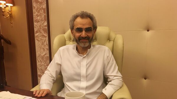 Suudi Prens Velid bin Talal bırakılmadan önce tutulduğu otel odasında Reuters'e demeç verdi - Sputnik Türkiye
