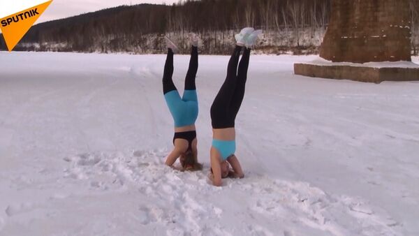 Sibiryalı kızlardan dondurucu soğukta ekstremal yoga - Sputnik Türkiye