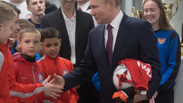 Rusya Devlet Başkanı Vladimir Putin, Krasnoyarsk'taki 'Totem' futbol kulübünün oyuncuları ile birlikte. - Sputnik Türkiye
