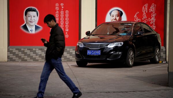 Şanghay'daki bir sokakta yer alan Mao Zedong ve Şi Cinping fotoğrafları - Sputnik Türkiye