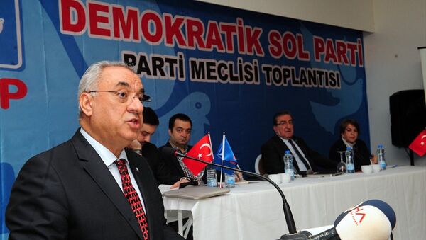 Demokratik Sol Parti (DSP) Genel Başkanı Önder Aksakal Antalya'nın Kemer ilçesinde düzenlenen partisinin meclis toplantısında konuşma yaptı. 17-02-2018 - Sputnik Türkiye