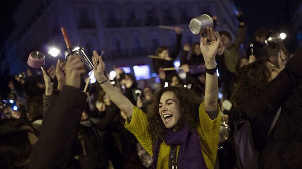 8 Mart Dünya Kadınlar Günü nedeniyle İspanya'nın başkenti Madrid'in Sol meydanında toplanan kadınlar tencere-tava çalarak eylem yaptı - Sputnik Türkiye