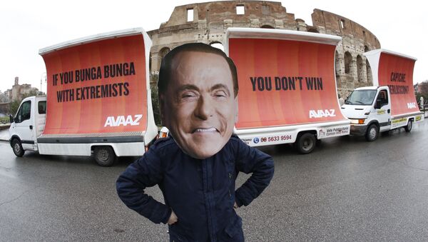 Silvio Berlusconi maskeli protesto, Avaaz  organizasyonu, 'If you Bunga Bunga with extremists, you don't win. Capiche, Berlusconi?', Kolezyum, Roma - Sputnik Türkiye