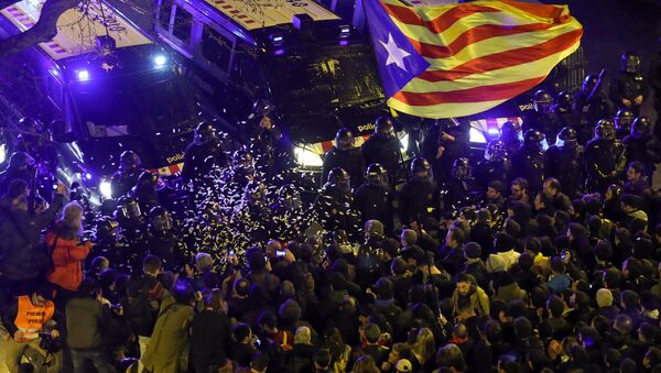 İspanya Katalonya Barselona protesto çatışma - Sputnik Türkiye
