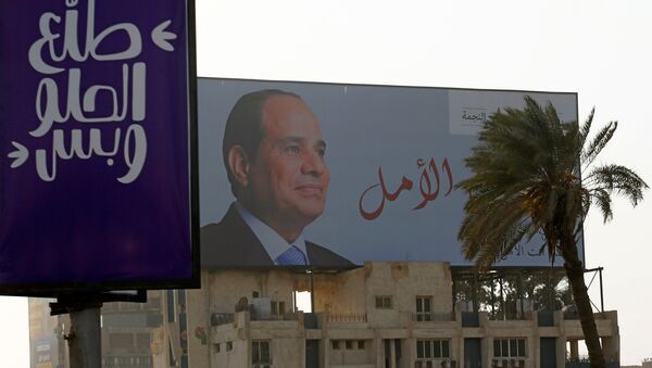 Kahire'de bir seçim afişi. Afişte Cumhurbaşkanı Sisi'nin fotoğrafının yanında 'Umut sizsiniz' yazıyor - Sputnik Türkiye