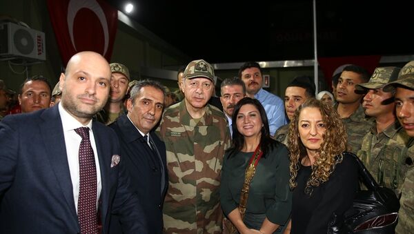 Cumhurbaşkanı Erdoğan ile Zeytin Dalı Harekatı'na destek vermek ve askerlerle buluşmak için Hatay'a gelen çok sayıda sanatçı ve sporcu da Oğulpınar Hudut Karakoluna geldi. - Sputnik Türkiye