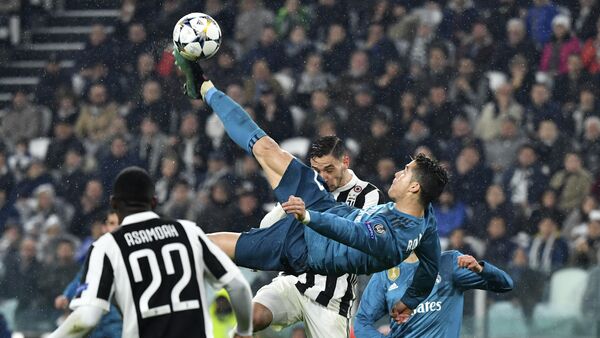 UEFA Şampiyonlar Ligi çeyrek finallerinde Real Madrid'in Juventus'u deplasmanda 3-0 yendiği maça 2 gol 1 asistle damgasını vuran Cristiano Ronaldo'nun ikinci golde rövaşata atarken en az 2.27 metre zıpladığı belirlendi. - Sputnik Türkiye