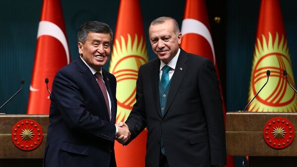Kırgızistan Cumhurbaşkanı Sooranbay Ceenbekov ile Cumhurbaşkanı Recep Tayyip Erdoğan - Sputnik Türkiye