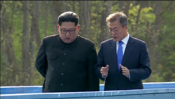 Güney Kore Devlet Başkanı Moon Jae-in ve Kuzey Kore lideri Kim Jong-un Panmunjom Ateşkes Köyü'ndeki zirve sırasında konuşurken - Sputnik Türkiye