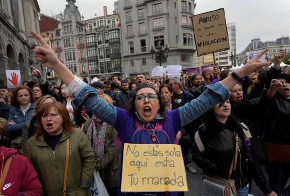 2016'da Pamplona kentindeki San Fermin festivali sırasında 18 yaşındaki bir kadına toplu tecavüzle suçlanan 5 erkeğin cinsel taciz suçundan ceza alması İspanya'nın başkenti Madrid, Barcelona, Sevilla, Bilbao ve Valencia dahil çok sayıda kentte  binlerce kişi tarafından protesto edildi. Kararın verildiği Navarra bölge mahkemesinden yürüyüşe geçen eylemciler de Bu taciz değil tecavüz sloganları attı. Polis eylemcileri mahkeme kapısında durdururken bazı eylemcilerle polis arasında arbede yaşandı. - Sputnik Türkiye