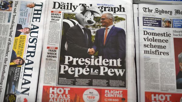 Avustralya'nın tabloid gazetesi Daily Telegraph'ın manşetinde Turnbull'la el sıkışan Macron, 'Pepé Le Pew' olarak fotomontajlandı. - Sputnik Türkiye