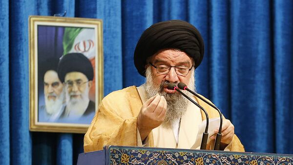 Tahran Cuma Namazı Hatibi Ahmed Hatemi, Ocak 2018'de İmam Humeyni Camisi'nde cuma hutbesi verirken - Sputnik Türkiye