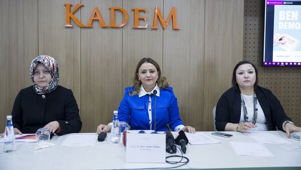 Kadın ve Demokrasi Derneği (KADEM), Kadın ve Siyaset Araştırması Sonuç Raporu'nun basın lansmanı, KADEM Genel Merkezi'nde gerçekleştirildi. Lansman toplantısına Kadın ve Demokrasi Derneği (KADEM) Başkanı Sare Aydın Yılmaz (ortada), yönetim kurulu üyesi Betül Altınsoy Yanılmaz (solda) ve yönetim kurulu üyesi Sezen Güngör de (sağda) katıldı. - Sputnik Türkiye
