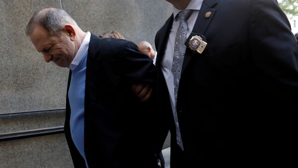 New York'ta polise teslim olan Harvey Weinstein, kelepçelenerek mahkemeye götürüldü. - Sputnik Türkiye