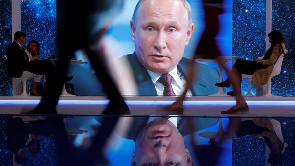 St. Petersburg Uluslararası Ekonomi Forumu'ndaki (SPIEF) dev ekranlarda Vladimir Putin - Sputnik Türkiye