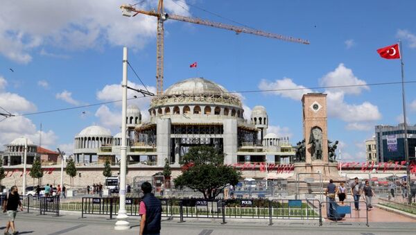 İnşaatı devam eden Taksim Camisi'nin ana kubbesi tamamlandı ve üzerine Türk bayrağı dikildi. - Sputnik Türkiye
