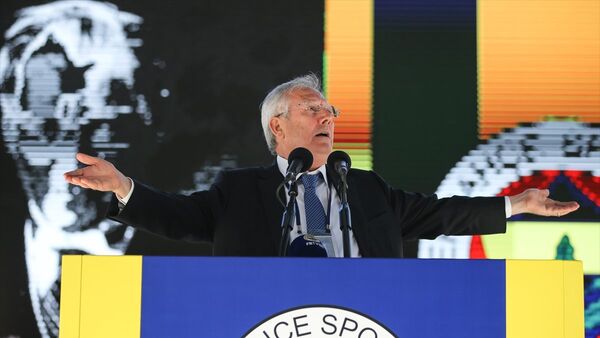 Fenerbahçe'nin stadyumunda düzenlenen tarihi seçimli kongrenin ilk gününde Aziz Yıldırım kürsüde - Sputnik Türkiye