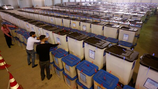 Irak Bağımsız Yüksek Seçim Komisyonu çalışanları Necef'teki oy sandıklarını inceliyor - Sputnik Türkiye