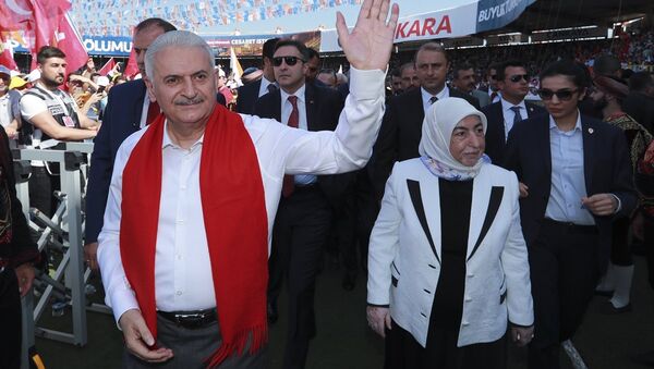 AK Parti Genel Başkanvekili ve Başbakan Binali Yıldırım ve eşi - Sputnik Türkiye